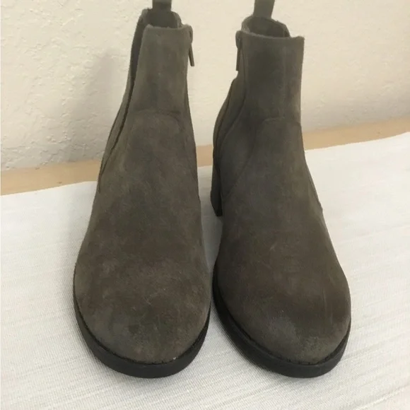 Clarks Nevella Booties size 7.5